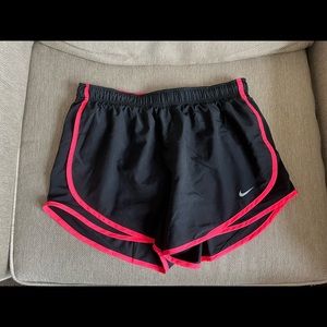 Women’s Nike Tempo Shorts, Black/Neon Pink, Size L